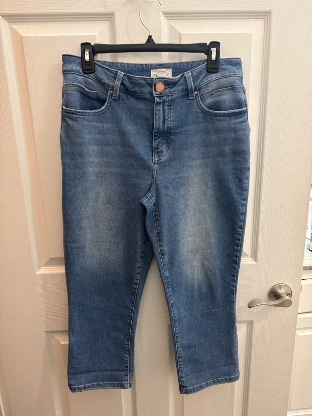 Cropped Mid-Rise Women's Blue Jeans - Classic Stretch Denim